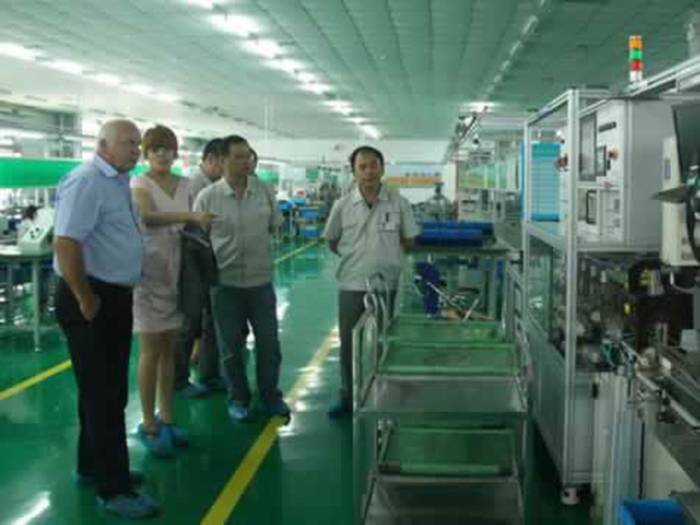 法國客商參觀国产精品久久一区二区三蜜桃生產車間
